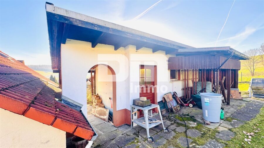 Ein-bis Zweifamilienhaus mit Anbauten auf 1.250 m² Traumgrundstück mit Panoramablick - Nebengebäude 2 massiv + Gewächshaus / Freisitz